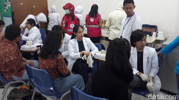  Siswa-siswi Labschool Kebayoran menjalani suntik vaksin difteri, Kamis (21/12/2017)