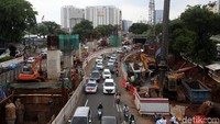 Penampakan pembangunan proyek Light Rail Transit (LRT) di kawasan Cawang, Jakarta.