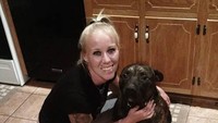 Total berat badan dua anjing itu dilaporkan setara dengan tubuh Bethany yang dideskripsikan mungil, sekitar 45 kilogram.