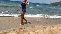Mau yang lebih seksi, di foto ini Farah Quinn ada di sebuah pantai. Inilah pantai di sekitar Puri Ganesha Villas, Bali (farahquinnofficial/Instagram)