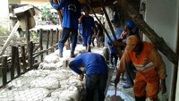 Petugas sedang memperbaiki tanggul di RW 14 Jati Padang