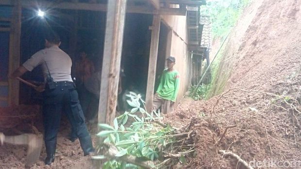 Longsor di Madiun timpa rumah warga/