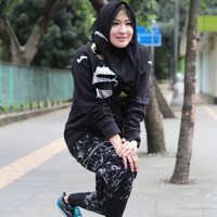 Ini merupakan gaya sporty ala Okie Agustina. Kerudungnya tetap konsisten mengenakan ciput belah samping dan jilbab instan berlayer. Gayanya terlihat simpel memakai celana army hitam dan jaket polos. Foto: Dok. Instagram @mrs.gdc13