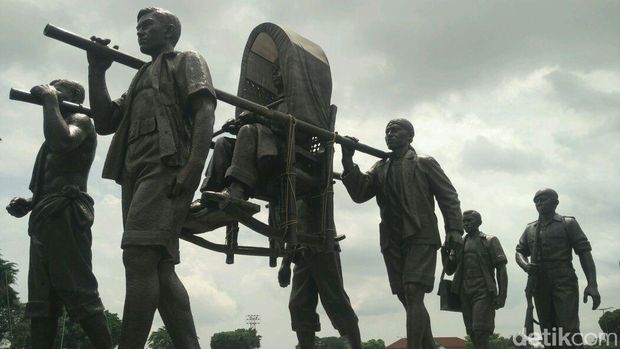 Patung Pak Dirman di Alun-alun Utara Yogyakarta.