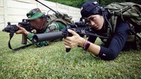 Bahkan, bintang film Sokolo Rimba ini juga pernah berlatih menembak bersama pasukan khusus RI! (Foto: Instagram/prisia)