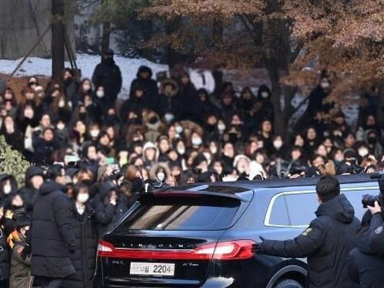 Ribuan Fans Berkumpul Menyaksikan Prosesi Pemakaman Jonghyun SHINee Ribuan Fans Berkumpul Menyaksikan Prosesi Pemakaman Jonghyun SHINee