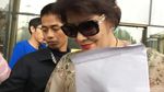 Foto: Berkacamata Hitam, Ini Gaya Mantan Istri Novanto di KPK