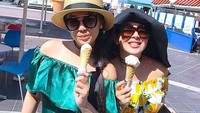Menghabiskan musim panas di Prancis, Syahrini tak melewatkan es krim yang lembut dan dingin. Bersama temannya mereka kompak mengenakan outfit cerah. Foto: Instagram @princessyahrini