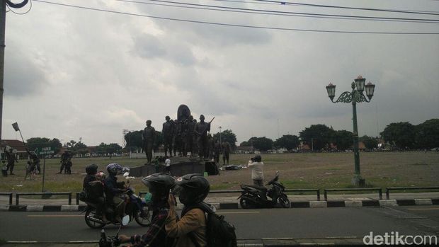 Patung Pak Dirman di Alun-alun Utara Yogyakarta.