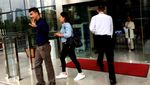 Foto: Gaya Casual Anak Novanto yang Bawa Kopi ke KPK