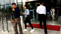 Dwina tiba di KPK tampak ditemani seorang pria (Foto: Nur Indah Fatmawati/detikcom)
