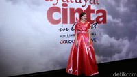 Pesonanya semakin terpancar lewat busananya tersebut.