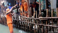 Tanggul yang jebol itu terletak di Gang Annur III, Jati Padang, Jakarta Selatan, Kamis (21/12/2017) sejak kemarin siang.