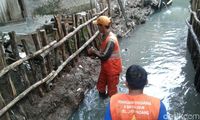 Perbaikan tanggul Kali Pulo di RT 14 Jati Padang