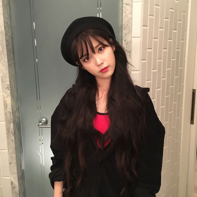 IU boleh berbangga karena terpilih sebagai Top Artist dan Top Idol 2017. Hebatnya, untuk kedua kategori tersebut, ia sama-sama mendapat urutan pertama. IU dikenal sebagai penyanyi cantik bersuara merdu dan punya imej positif. Foto: Instagram