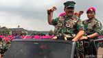 Foto: Panglima TNI Diarak Prajurit Marinir