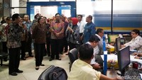 Setelah bertanya-tanya, Sri Mulyani yang didampingi oleh Dirjen Perbendaharaan Negara Marwanto Harjowiryono melanjutkan tinjauan ke loket lainnya.