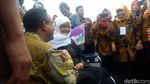 Foto: Saat Anies Pasangkan Kaki Palsu ke Lansia di Monas