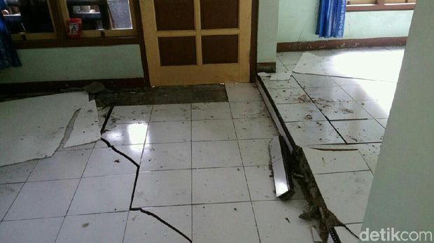 Rumah warga rusak akibat tanah bergerak di Purworejo. 
