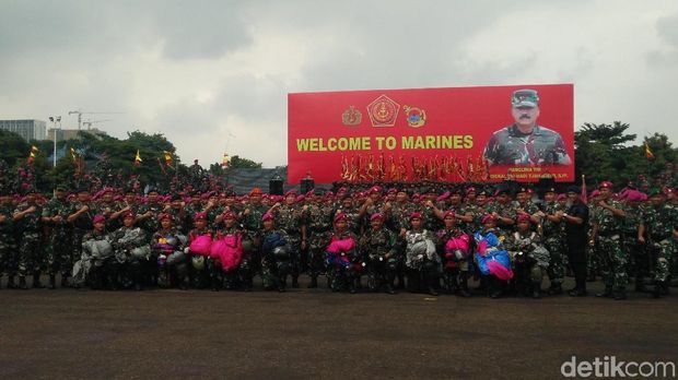 Panglima TNI bersama para prajurit Marinir