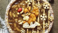Pie ini bertema Natal dengan hiasan anak rubah memakai topi Santa. Ada juga kepingan snowflake yang mengelilinginya. Foto: Istimewa