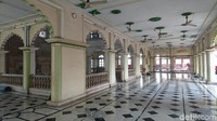 Masjid ini memiliki arsitektur yang unik dengan perpaduan India di dalamnya. Sebagian besar bangunan luarnya dicat dengan warna merah (Masaul/detikTravel)