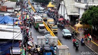Kedua, soal relokasi PKL. PKL yang biasa berjualan di kawasan Pasar Tanah Abang akan dipindahkan ke depan jalan yang berada di depan Stasiun Tanah Abang.