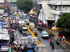 Jalan Depan Stasiun Ditutup, Distribusi Barang di Tanah Abang Diatur
