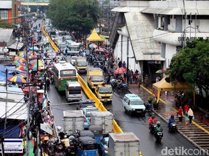Jalan Depan Stasiun Ditutup, Distribusi Barang di Tanah Abang Diatur