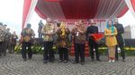 Senyum Anies Melepas Balon di Peresmian Kartu Lansia Jakarta