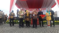 Pencairan tunjangan sebesar Rp 600.000 dapat dilakukan di Bank DKI. Anies pun meminta bank milik pemerintah tersebut untuk melayani para lansia dengan sebaik-baiknya.  
