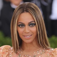 Kalau rambut kamu keriting tapi selalu ditata lurus, mungkin hidup kamu sudah terlalu rumit dan sibuk sehingga kamu perlu menenangkan diri. Dalam ilmu pengobatan China, mencatok rambut jadi lurus menandakan kamu ingin mengontrol keseimbangan dalam hidup. Foto: Getty Images