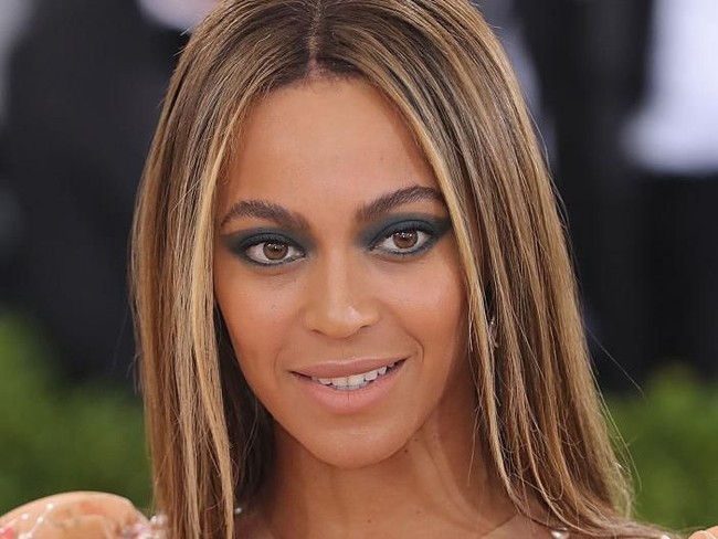 Kalau rambut kamu keriting tapi selalu ditata lurus, mungkin hidup kamu sudah terlalu rumit dan sibuk sehingga kamu perlu menenangkan diri. Dalam ilmu pengobatan China, mencatok rambut jadi lurus menandakan kamu ingin mengontrol keseimbangan dalam hidup. Foto: Getty Images