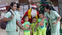 Siloam Hospitals Group turut berpartisipasi merayakan liburan Natal tahun ini Melalui Customer Center Initiative (CCI), dengan membagikan sabun cuci tangan di 31 unit rumah sakit sebagai bagian dari kampanye akhir tahun 2017. 