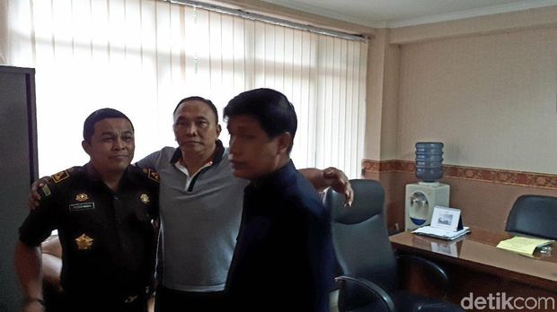  Pengacara M Nasihan (tengah) buron kasus korupsi dana asuransi Pemkot Batam yang ditangkap Kejaksaan, Kamis (21/12/2017)