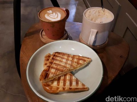 Harapan Djaya: Menyeruput Es Kopi Krim Sambil Ngemil Pisang Goreng Madu