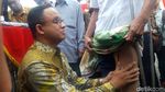 Foto: Saat Anies Pasangkan Kaki Palsu ke Lansia di Monas
