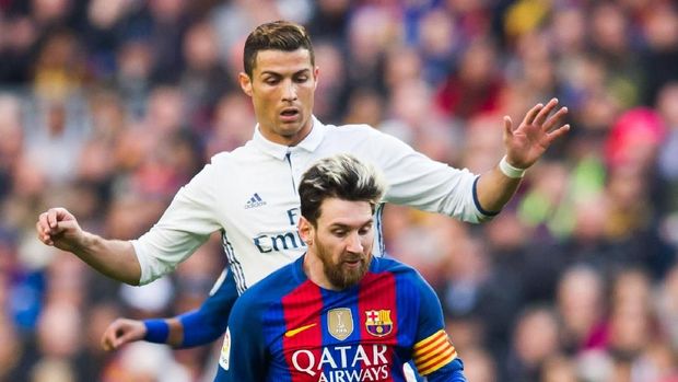 Lionel Messi dan Cristiano Ronaldo BARCELONA, SPAIN - DECEMBER 03: Lionel Messi of FC Barcelona conducts the ball next to Cristiano Ronaldo of Real Madrid CF during the La Liga match between FC Barcelona and Real Madrid CF at Camp Nou stadium on December 3, 2016 in Barcelona, Spain. (Photo by Alex Caparros/Getty Images)