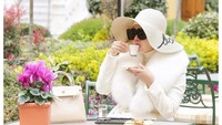 Foto yang satu ini diambil saat Syahrini tengah liburan ke Istanbul, Turki. Ia tak melewatkan secangkir kopi tradisional Turki yang disandingkan dengan kue manis khas. Foto: Instagram @princessyahrini