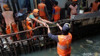 Sejak pagi, petugas gabungan dari PPSU dan Dinas Tata Air terus berjibaku memperbaiki tanggul yang jebol.