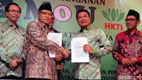 Ketua Umum PBNU KH Said Aqil Siradj dan Ketua Umum Dewan Pimpinan Nasional Himpunan Kerukunan Tani Indonesia (HKTI) Jenderal (purn) Moeldoko melakukan perjanjian kerjasama di Jakarta, Kamis (21/12/2017).