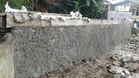 Tembok tanggulnya masih terlihat kasar di sisi luar karena belum diplester.