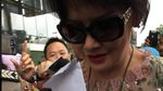Foto: Berkacamata Hitam, Ini Gaya Mantan Istri Novanto di KPK