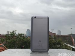 Unboxing Redmi 5A, Ponsel 4G di Bawah Rp 1 Juta