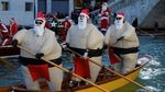Foto: Ketika Santa Claus Balapan Perahu di Venesia