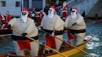 Para Santa semangat mengayuh perahu. Seru! (Reuters)