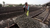 Pekerja terlihat menyelesaikan pengerjaan proyek tersebut.