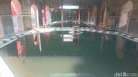 Tempat wudhu di Masjid Nakhoda masih menggunakan cara yang terbilang jarang digunakan di Indonesia. Jamaah yang menyucikan diri menggunakan air dari kolam yang besar dan ukurannya pun sudah disesuaikan agar terbebas dari najis (Masaul/detikTravel)