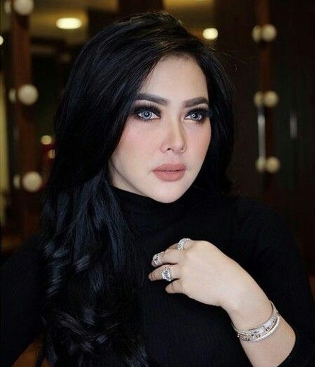 Princess Syahrini juga memiliki kumis tipis. Jika dari jauh, kumis tipisnya tak terlalu terlihat. Namun jija diperhatikan lebih dekat, pemilik jargon maju mundur cantik itu memiliki bulu-bulu halus di atas bibirnya. Foto: Dok. Instagram