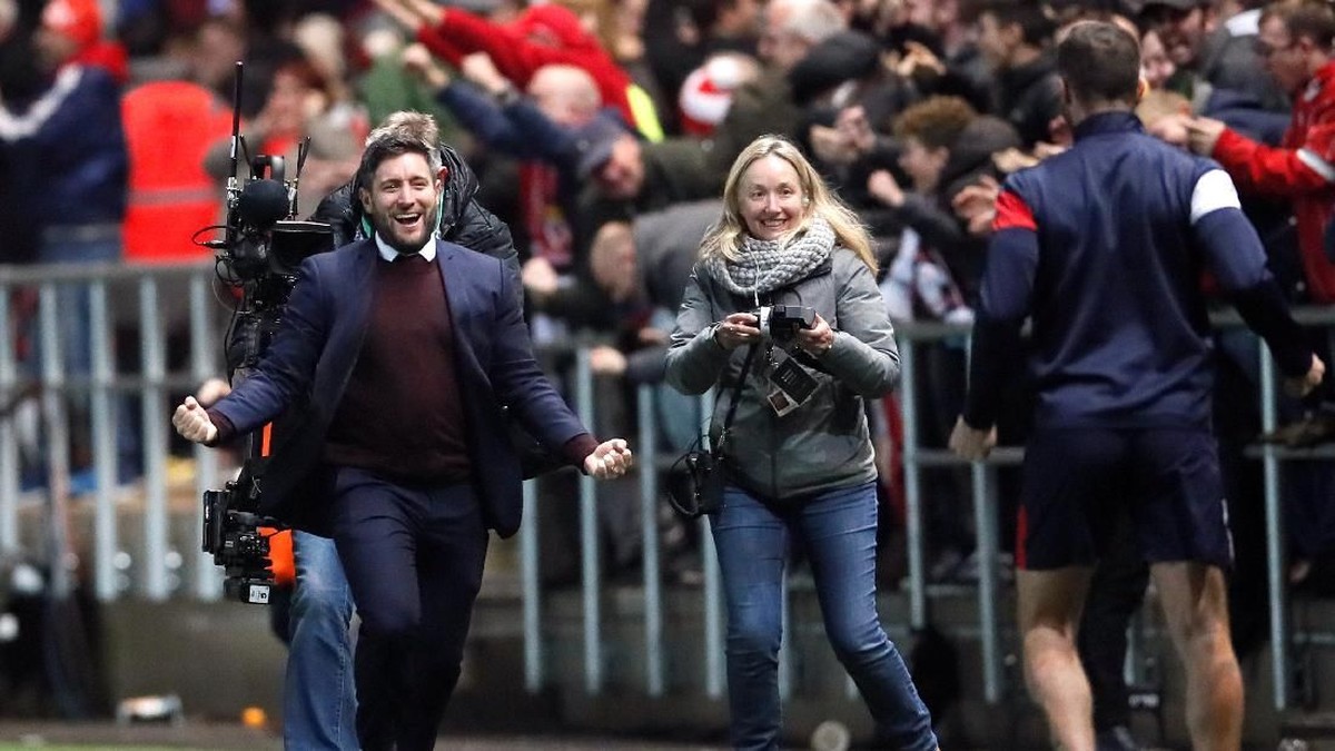Manajer Bristol City Lee Johnson merayakan kemenangan timnya atas Manchester United (Foto: David Klein/Reuters)